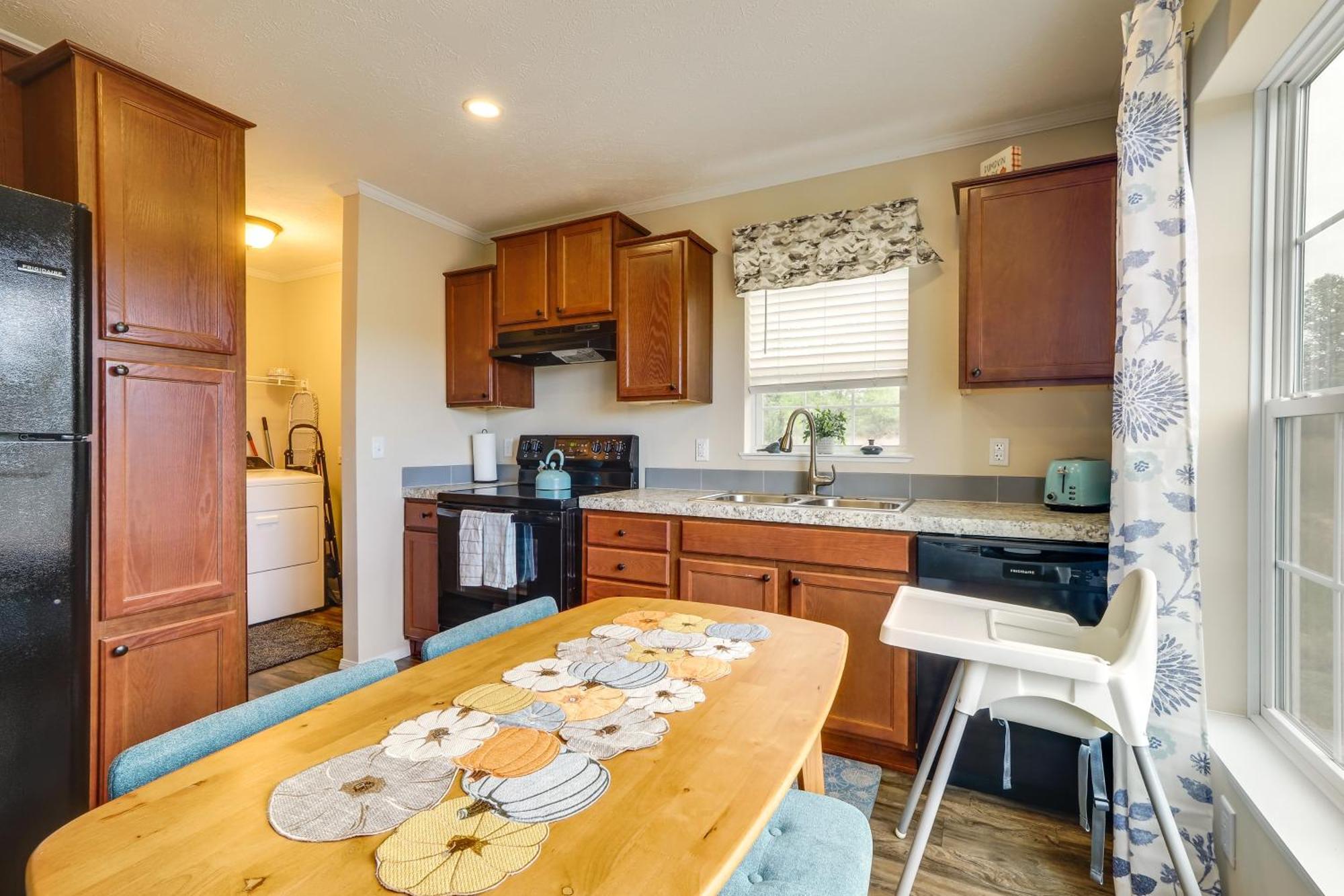 Family Home In Rapid City About 4 Mi To Torch Lake! Екстер'єр фото
